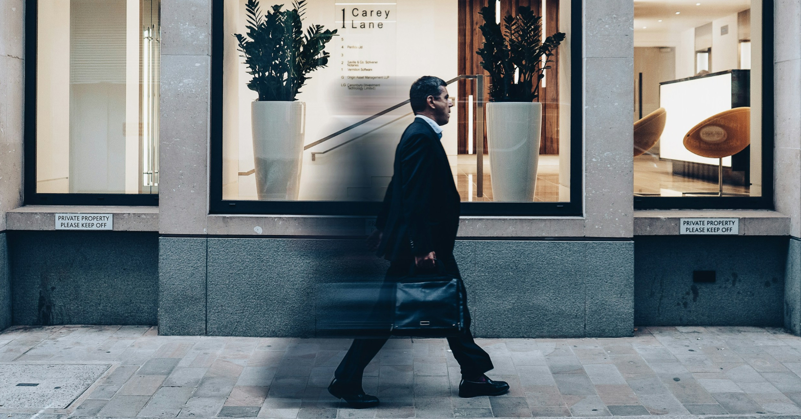 Transakcje i obrotu akcjami w internecie – użytkownik dąży do uzyskanie finansowania mimo rosnącej konkurencji