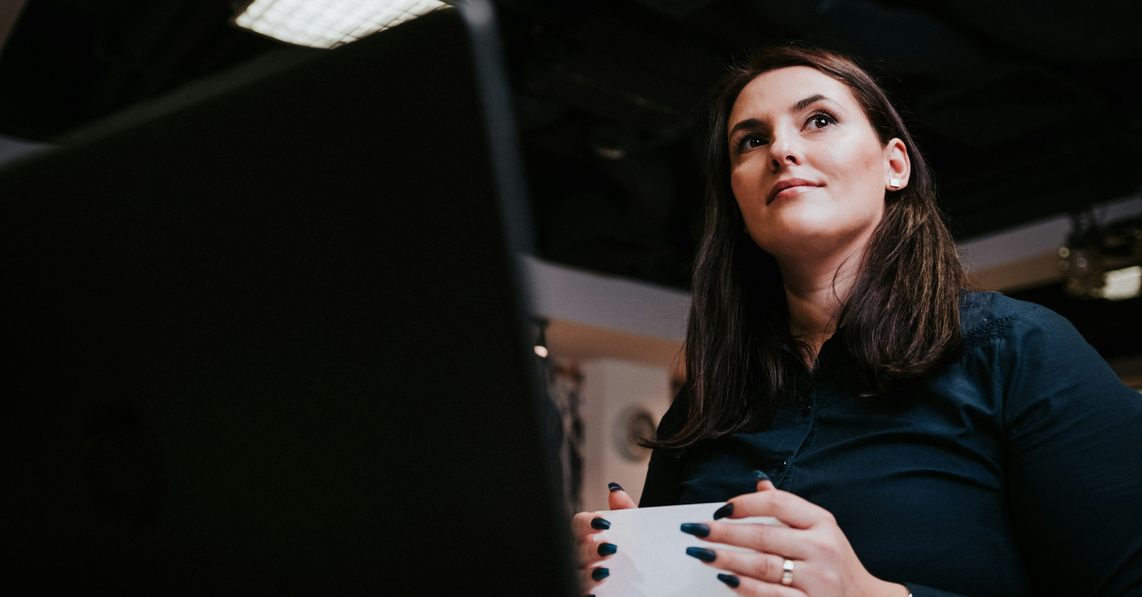 Użytkownik analizuje sporządzenie nowych dokumentów akcji i proces wydawania papierów wartościowych z podpisem zarządu